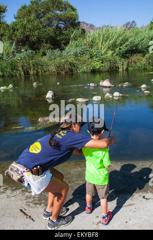 Les enfants et ceux qui désirent apprendre à pêcher à la première assemblée annuelle Off tha' Hook fly fishing event, Los Angeles River Banque D'Images