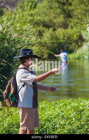 Les enfants et ceux qui désirent apprendre à pêcher à la première assemblée annuelle Off tha' Hook fly fishing event, Los Angeles River Banque D'Images