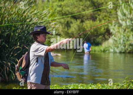 Les enfants et ceux qui désirent apprendre à pêcher à la première assemblée annuelle Off tha' Hook fly fishing event, Los Angeles River Banque D'Images