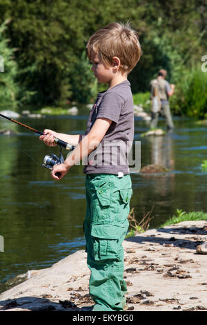 Les enfants et ceux qui désirent apprendre à pêcher à la première assemblée annuelle Off tha' Hook fly fishing event, Los Angeles River Banque D'Images