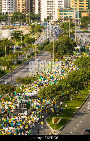 Les manifestants à pied sur l'Avenue Beira Mar Norte dans la manifestation pour la destitution du président brésilien. Banque D'Images