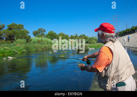 Les enfants et ceux qui désirent apprendre à pêcher à la première assemblée annuelle Off tha' Hook fly fishing event, Los Angeles River Banque D'Images