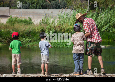 Les enfants et ceux qui désirent apprendre à pêcher à la première assemblée annuelle Off tha' Hook fly fishing event, Los Angeles River Banque D'Images