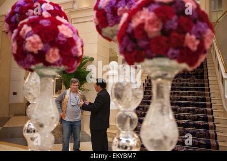 Beijing, Chine. 14 avr, 2015. Jury du 5ème Festival International du Film de Beijing Robert Mark Kamen (L) parle avec un membre du personnel du comité d'organisation après son arrivée à Beijing, capitale de Chine, le 14 avril 2015. Crédit : Chen Junqing/Xinhua/Alamy Live News Banque D'Images