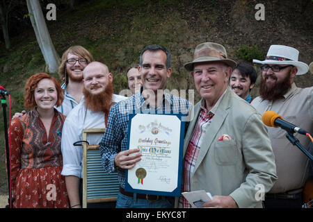 Lewis MacAdams 70e anniversaire. Le fondateur de FoLAR (Amis du la rivière) à son 70e anniversaire avec le maire Garcettii Banque D'Images