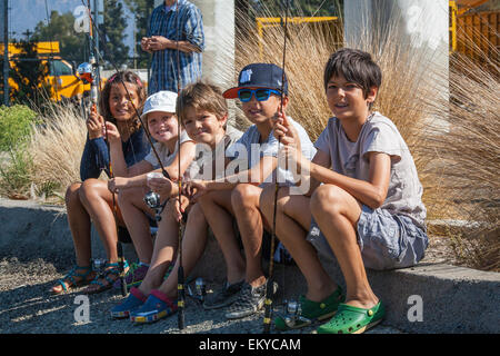 Les enfants et ceux qui désirent apprendre à pêcher à la première assemblée annuelle Off tha' Hook fly fishing event, Los Angeles River Banque D'Images