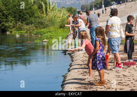 Les enfants et ceux qui désirent apprendre à pêcher à la première assemblée annuelle Off tha' Hook fly fishing event, Los Angeles River Banque D'Images