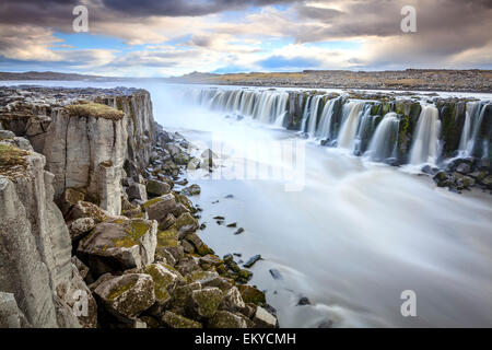 Une longue exposition de droit de Selfoss watrfall sur une rivière Jokulsa Fjollum en Islande Banque D'Images
