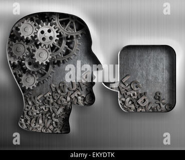 Tête métallique avec les engrenages du cerveau et bulle Banque D'Images