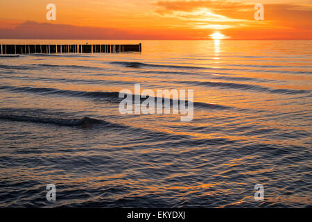 Un beau coucher de soleil sur la mer Baltique Banque D'Images