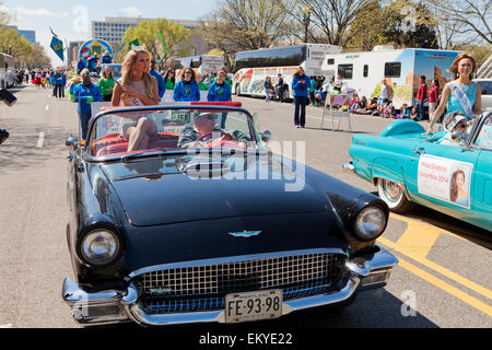 1957 Ford Thunderbird voiture décapotable dans un défilé - USA Banque D'Images