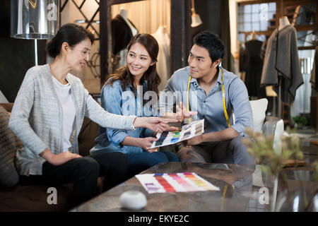 Les créateurs de mode de parler en studio Banque D'Images