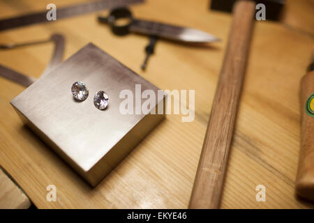 Diamants sur bijouterie workbench Banque D'Images