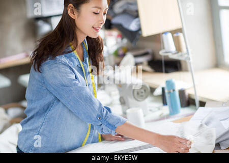 Fashion designer working in studio Banque D'Images