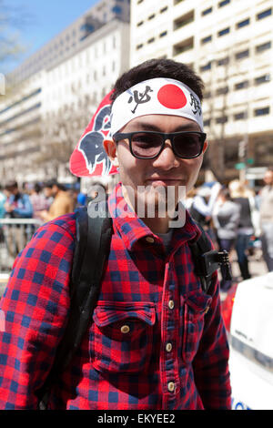 Jeune homme japonais de Sakura Matsuri (festival des cerisiers en fleur) - Washington, DC USA Banque D'Images