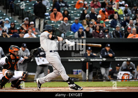 Baltimore, Maryland, USA. 14 avr, 2015. New York Yankees voltigeur Jacoby Ellsbury centre (22) pivote à un lancer au cours du jeu de la Ligue Majeure de Baseball entre les Yankees de New York et le Baltimore Orioles tenue à l'Oriole Park at Camden Yards, à Baltimore dans le Maryland. La défaite des orioles les Yankees 4-3 en 9 manches. Eric Canha/CSM Crédit : Cal Sport Media/Alamy Live News Banque D'Images