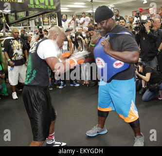 Las Vegas, Nevada, USA. 14 avr, 2015. World Super super-légers de boxe Floyd Mayweather jr tient des exercices pour son prochain combat avec Manny Pacquioa à Mayweather Boxing Club le 14 avril 2015 à Las Vegas, Nevada. Crédit : Marcel Thomas/ZUMA/Alamy Fil Live News Banque D'Images