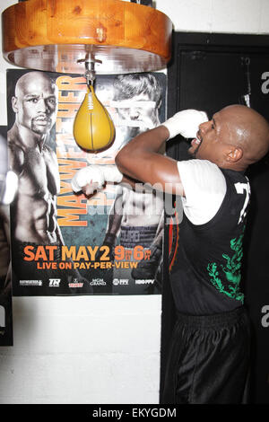 Las Vegas, Nevada, USA. 14 avr, 2015. World Super super-légers de boxe Floyd Mayweather jr tient des exercices pour son prochain combat avec Manny Pacquioa à Mayweather Boxing Club le 14 avril 2015 à Las Vegas, Nevada. Crédit : Marcel Thomas/ZUMA/Alamy Fil Live News Banque D'Images