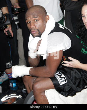 Las Vegas, Nevada, USA. 14 avr, 2015. World Super super-légers de boxe Floyd Mayweather jr tient des exercices pour son prochain combat avec Manny Pacquioa à Mayweather Boxing Club le 14 avril 2015 à Las Vegas, Nevada. Crédit : Marcel Thomas/ZUMA/Alamy Fil Live News Banque D'Images