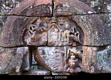 L'Apsara Dancers Sculpture sur pierre,tout autour sur le mur à Angkor Wat. Banque D'Images