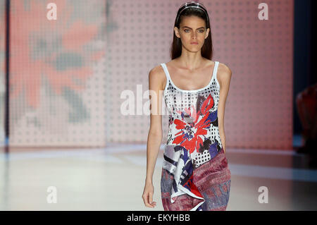 Sao Paulo, Brésil. 14 avr, 2015. Un modèle présente une création de la Collection d'été Sacada pendant la Fashion Week de Sao Paulo, à Sao Paulo, Brésil, le 14 avril 2015. Credit : Rahel Patrasso/Xinhua/Alamy Live News Banque D'Images