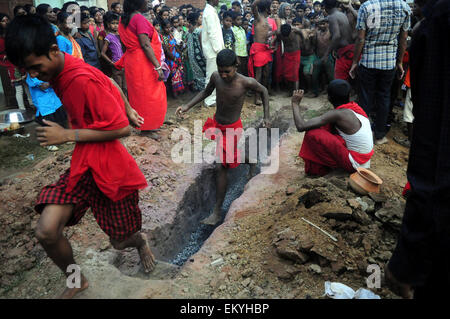 Agartala (Inde du nord-est de l'Etat de Tripura. 14 avr, 2015. Les dévots hindous courir sur charbon fumant pendant le rituel de Charak Puja à Agartala, capitale de l'Inde du nord-est de l'Etat de Tripura, 14 avril 2015. Credit : Stringer/Xinhua/Alamy Live News Banque D'Images