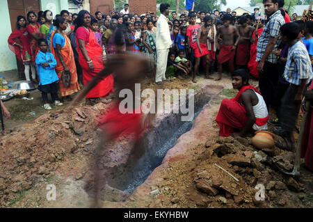 Agartala (Inde du nord-est de l'Etat de Tripura. 14 avr, 2015. Les dévots hindous courir sur charbon fumant pendant le rituel de Charak Puja à Agartala, capitale de l'Inde du nord-est de l'Etat de Tripura, 14 avril 2015. Credit : Stringer/Xinhua/Alamy Live News Banque D'Images