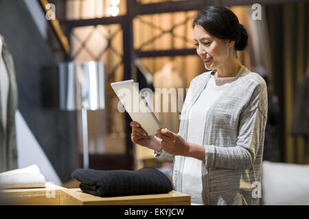 Propriétaire de magasin de vêtements with digital tablet Banque D'Images