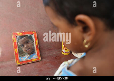 Une jeune fille combs ses cheveux dans sa maison Kharigoda Giajapati ; Village, District, Orissa, Inde Banque D'Images