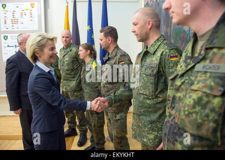 Vilnius, Lituanie. Apr 15, 2015. Le ministre allemand de la défense, Ursula von der Leyen (CDU), serre la main avec les membres de la lumière 29 bataillon d'infanterie des forces armées allemandes qui participent à l'exercice de l'OTAN 'présence persistante 2015" à Vilnius, Lituanie, 15 avril 2015. Von der Leyen visite toutes les trois Etats baltes. Dpa : Crédit photo alliance/Alamy Live News Banque D'Images