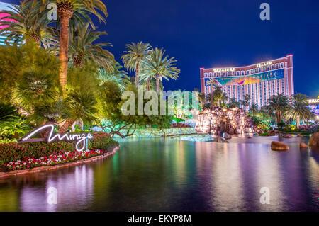 L'hôtel Mirage et le volcan artificiel à Las Vegas. Banque D'Images