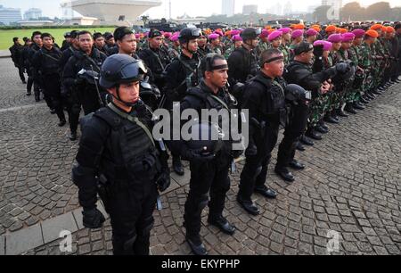 Jakarta, Indonésie. Apr 15, 2015. Le personnel de l'armée nationale indonésienne en file pendant une préparation de sécurité pour la 60e Conférence afro-asiatique de Djakarta, Indonésie, le 15 avril 2015. L'Indonésie a entrepris une série de préparatifs pour les événements de commémoration du 60e anniversaire de la Conférence afro-asiatique, qui est prévue pour le 19 avril à 24 à Jakarta et Bandung. Credit : Zulkarnain/Xinhua/Alamy Live News Banque D'Images