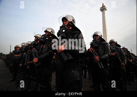 Jakarta, Indonésie. Apr 15, 2015. La police indonésienne en file pendant une préparation de sécurité pour la 60e Conférence afro-asiatique de Djakarta, Indonésie, le 15 avril 2015. L'Indonésie a entrepris une série de préparatifs pour les événements de commémoration du 60e anniversaire de la Conférence afro-asiatique, qui est prévue pour le 19 avril à 24 à Jakarta et Bandung. Credit : Zulkarnain/Xinhua/Alamy Live News Banque D'Images