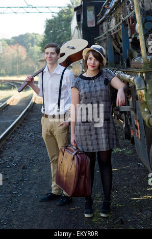 Jeune couple amour rétro vintage réglage train Banque D'Images