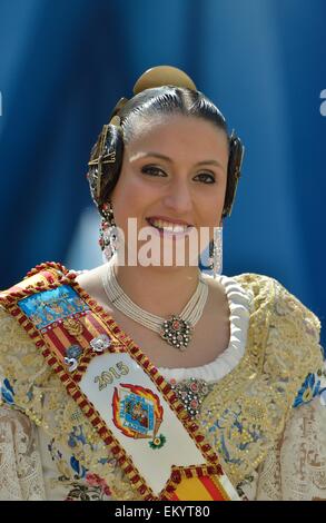 Fallas festival, femme dans un costume traditionnel pendant le défilé sur la Plaza de la Virgen de los Desamparados, Valencia, Espagne Banque D'Images