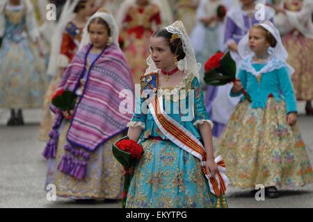 Fallas festival, in un costume traditionnel pendant le défilé sur la Plaza de la Virgen de los Desamparados, Valencia, Espagne Banque D'Images