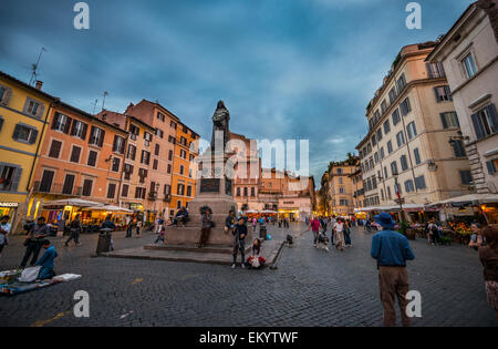 Campo de 'Fiori et de la statue de Giordano Bruno, Rome, Latium, Italie Banque D'Images