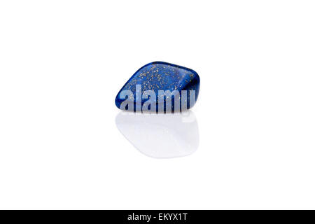 Beau bleu lapis lazuli gem stone isolé sur fond blanc. Trouvés en Afghanistan, la couleur bleu azur. Banque D'Images