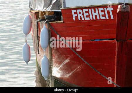 Arc rouge du bateau de pêche nommé 'Freiheit', Mecklembourg-Poméranie-Occidentale, Allemagne Banque D'Images