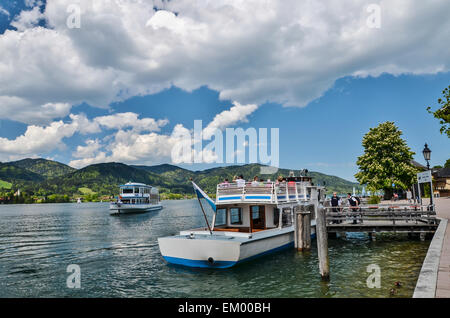 Une belle journée ensoleillée sur le lac Tegernsee à Tegernsee landing stage Banque D'Images