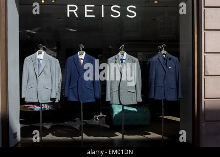 Reiss costumes boutique sur l'affichage dans une fenêtre du centre de Londres. Banque D'Images