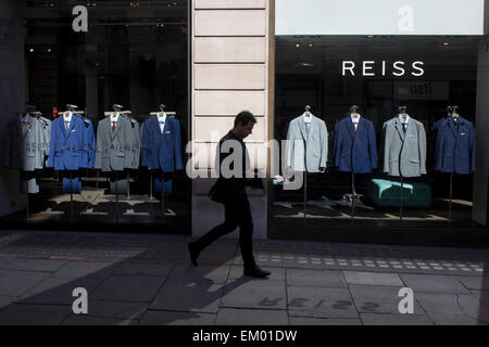 Reiss costumes boutique sur l'affichage dans une fenêtre du centre de Londres. Banque D'Images