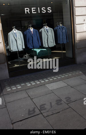 Reiss costumes boutique sur l'affichage dans une fenêtre du centre de Londres. Banque D'Images