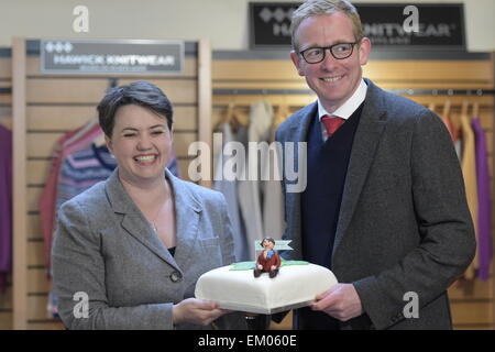 Hawick, Ecosse, Royaume-Uni. 15 avril 2015. Ruth Davidson, actuellement leader du parti unioniste et conservateur écossais et membre du Parlement écossais pour la liste régionale de Glasgow. Visiter Hawick Knitwear sur la campagne électorale à l'approche de l'élection générale, le 7 mai 2015. Crédit : Rob Gray/Alamy Live News Banque D'Images