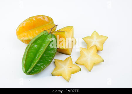 Avec des tranches de fruits carambole isolé sur fond blanc Banque D'Images