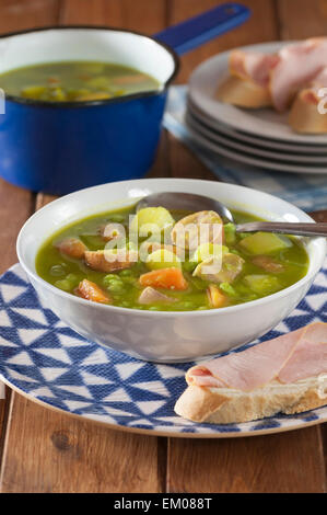 Soupe aux pois néerlandais. La nourriture traditionnelle Holland Banque D'Images