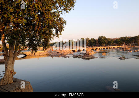 Arched bridge over multi la rivière Betwa Orchha Madhya Pradesh, Inde Banque D'Images