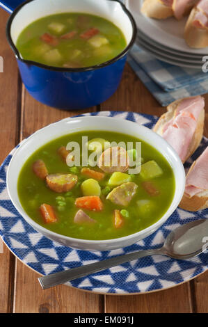 Soupe aux pois néerlandais. La nourriture traditionnelle Holland Banque D'Images