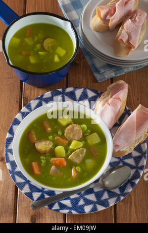 Soupe aux pois néerlandais. La nourriture traditionnelle Holland Banque D'Images