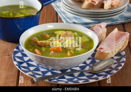 Soupe aux pois néerlandais. La nourriture traditionnelle Holland Banque D'Images